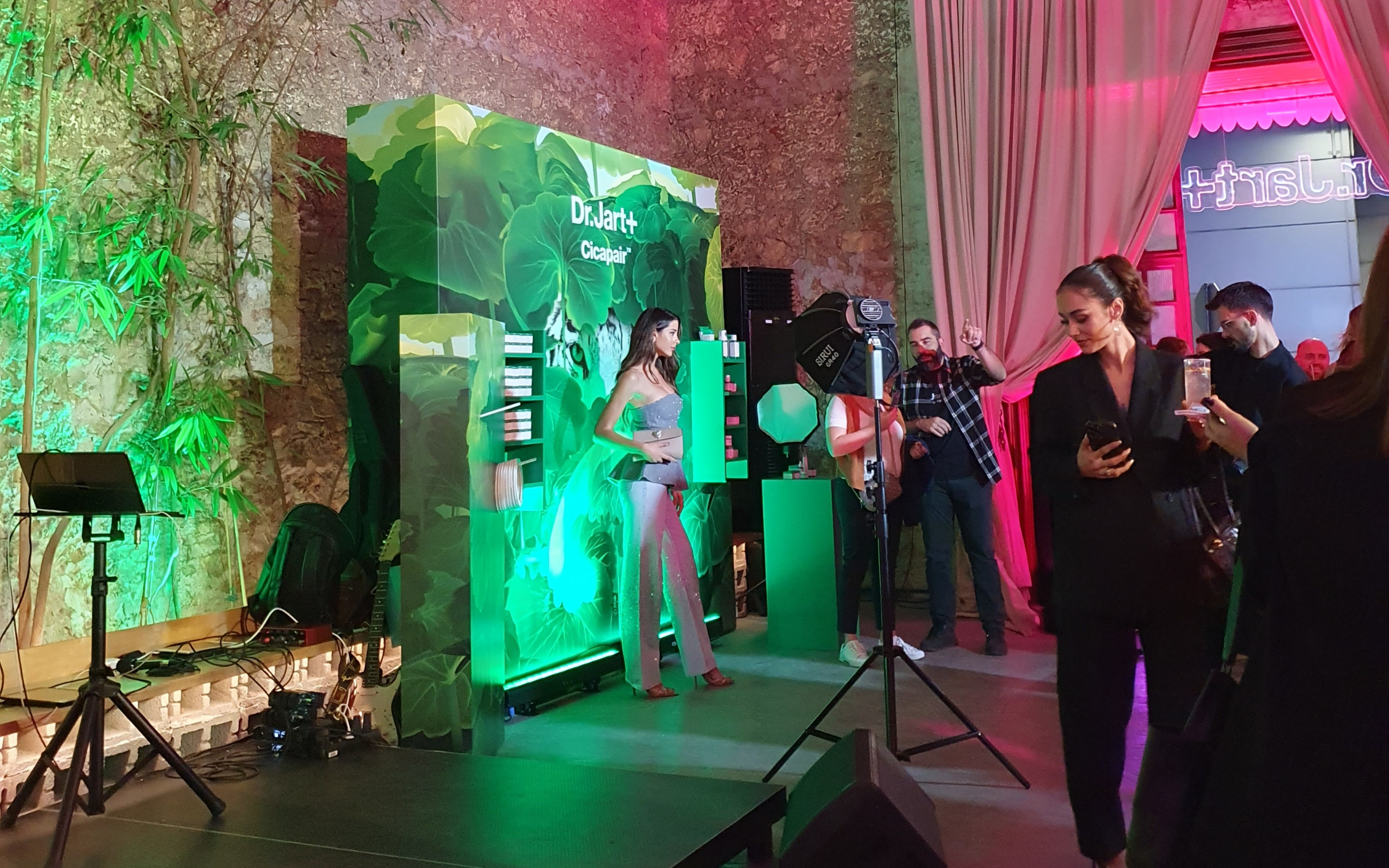 Cicapair corner with ring toss game (by Koreaculture.gr)