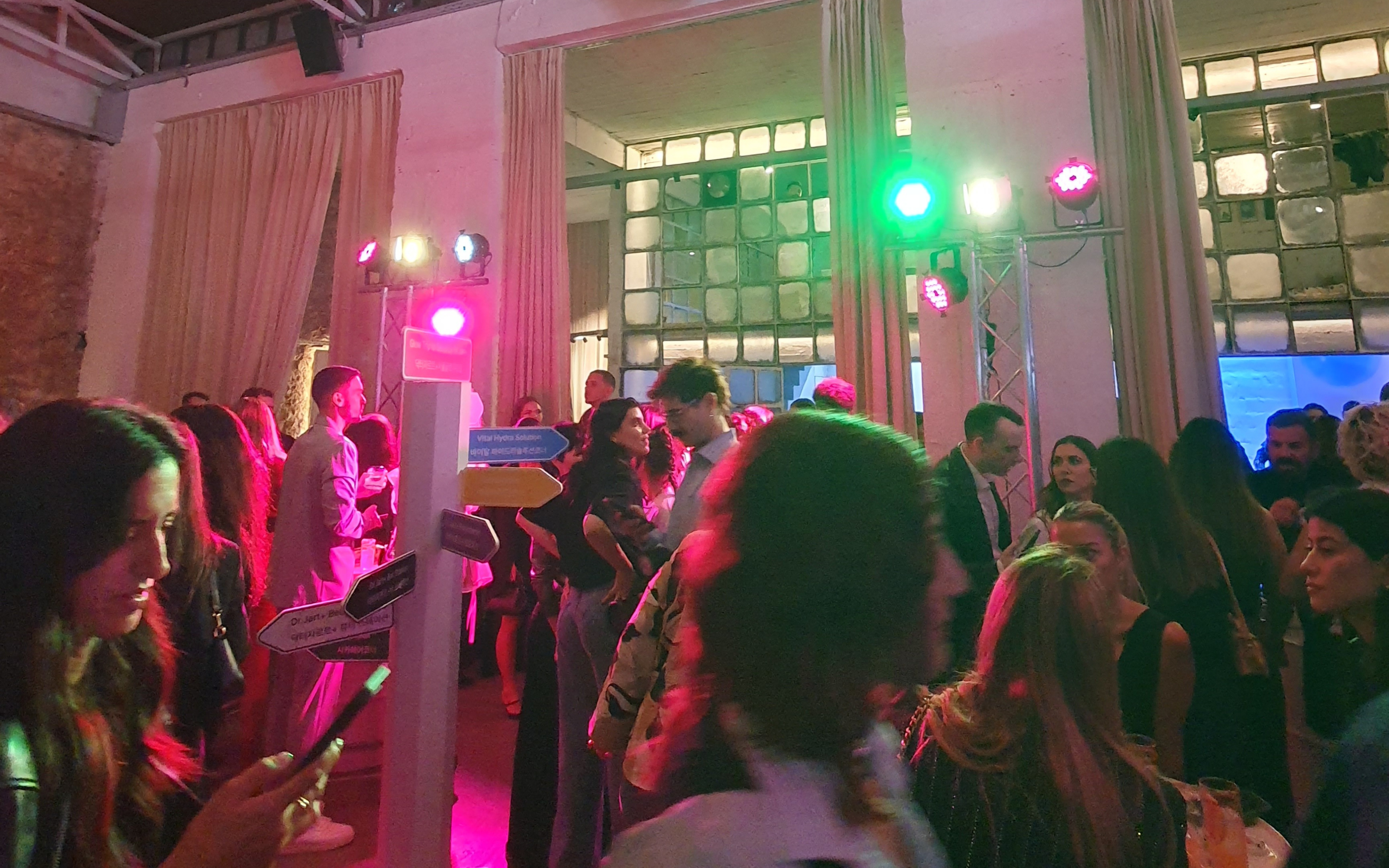 Event interior with guests (by Koreaculture.gr)
