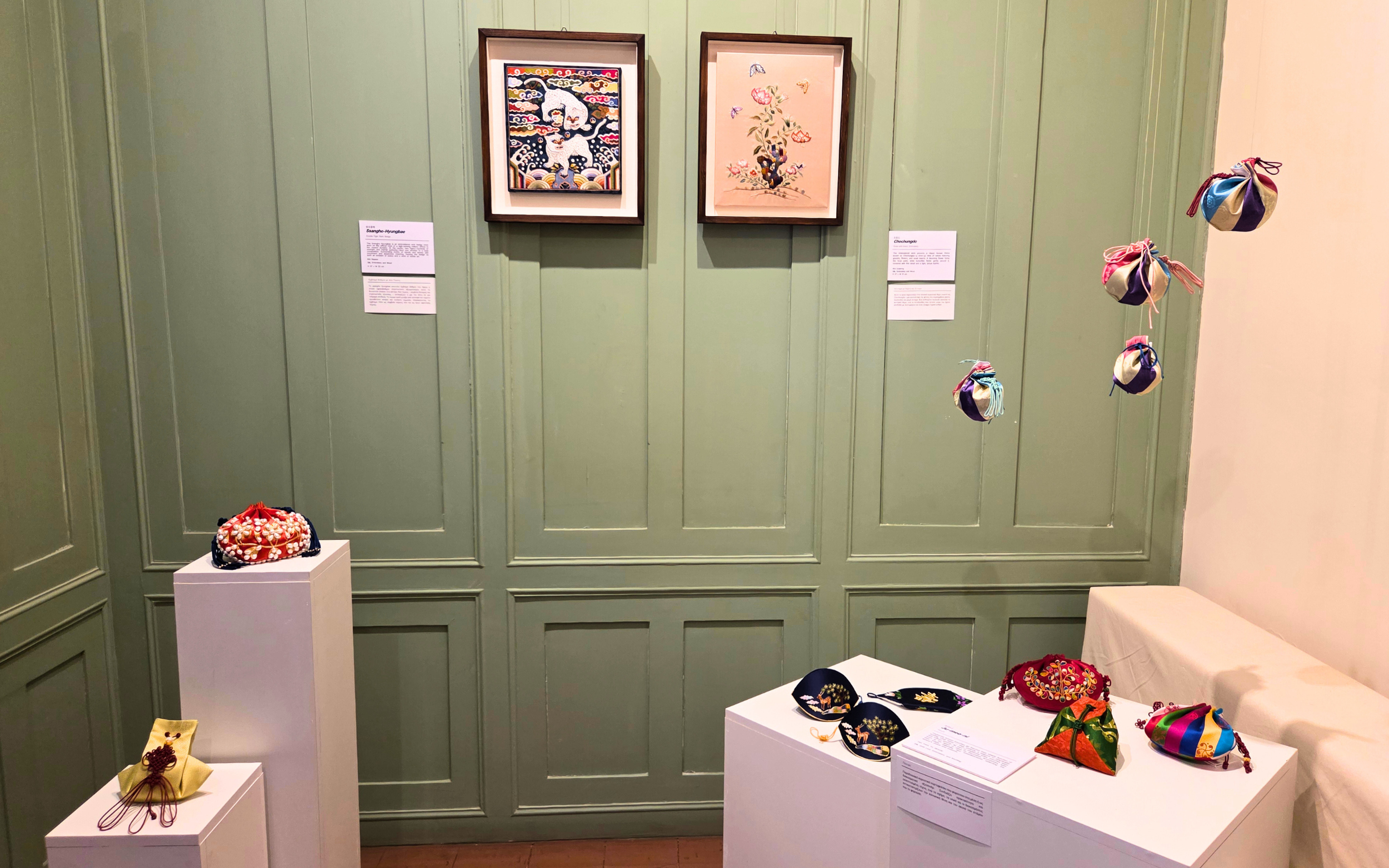 Traditional accessories on display, including Ju-meo-ni pouches, a Ssangho hyungbae rank badge and Chochungdo embroidery (by Koreaculture.gr)