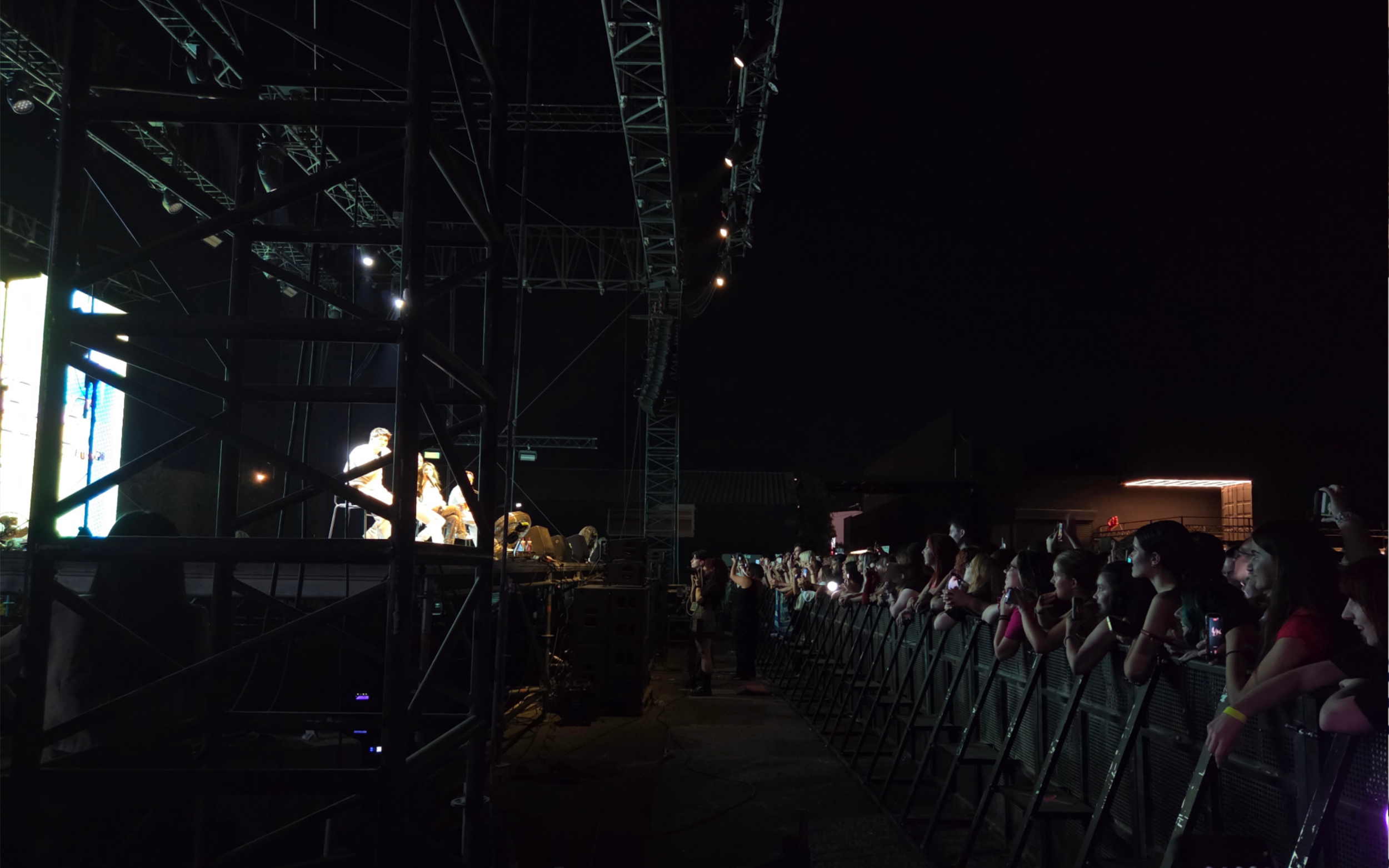 Greek fans singing along as KARD perform “Hold On” in Athens.
