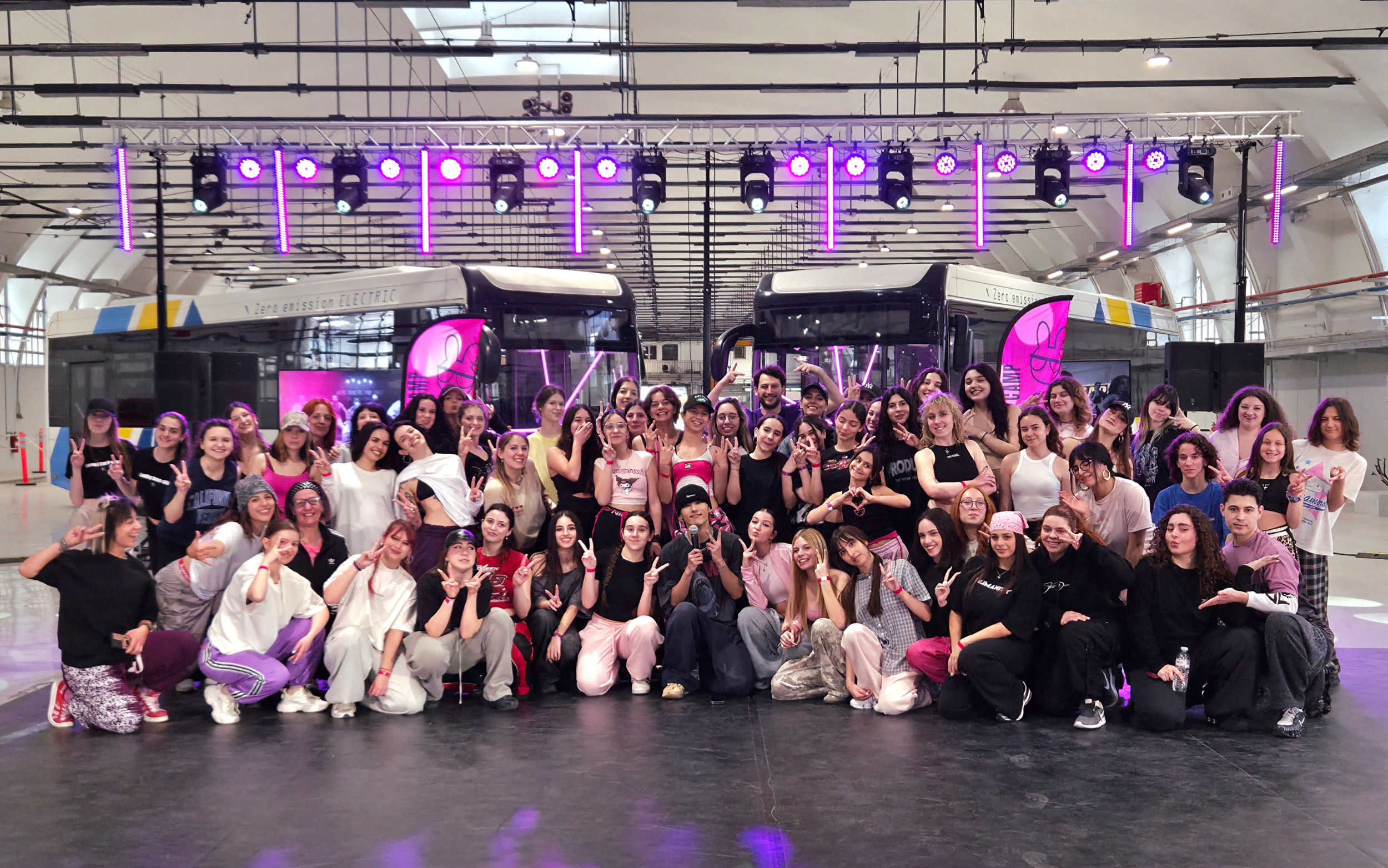 Gunmin poses for a group photo with participants following the first day of masterclasses at Konfectionery Dance Camp in Athens on May 2 (by Koreaculture.gr)