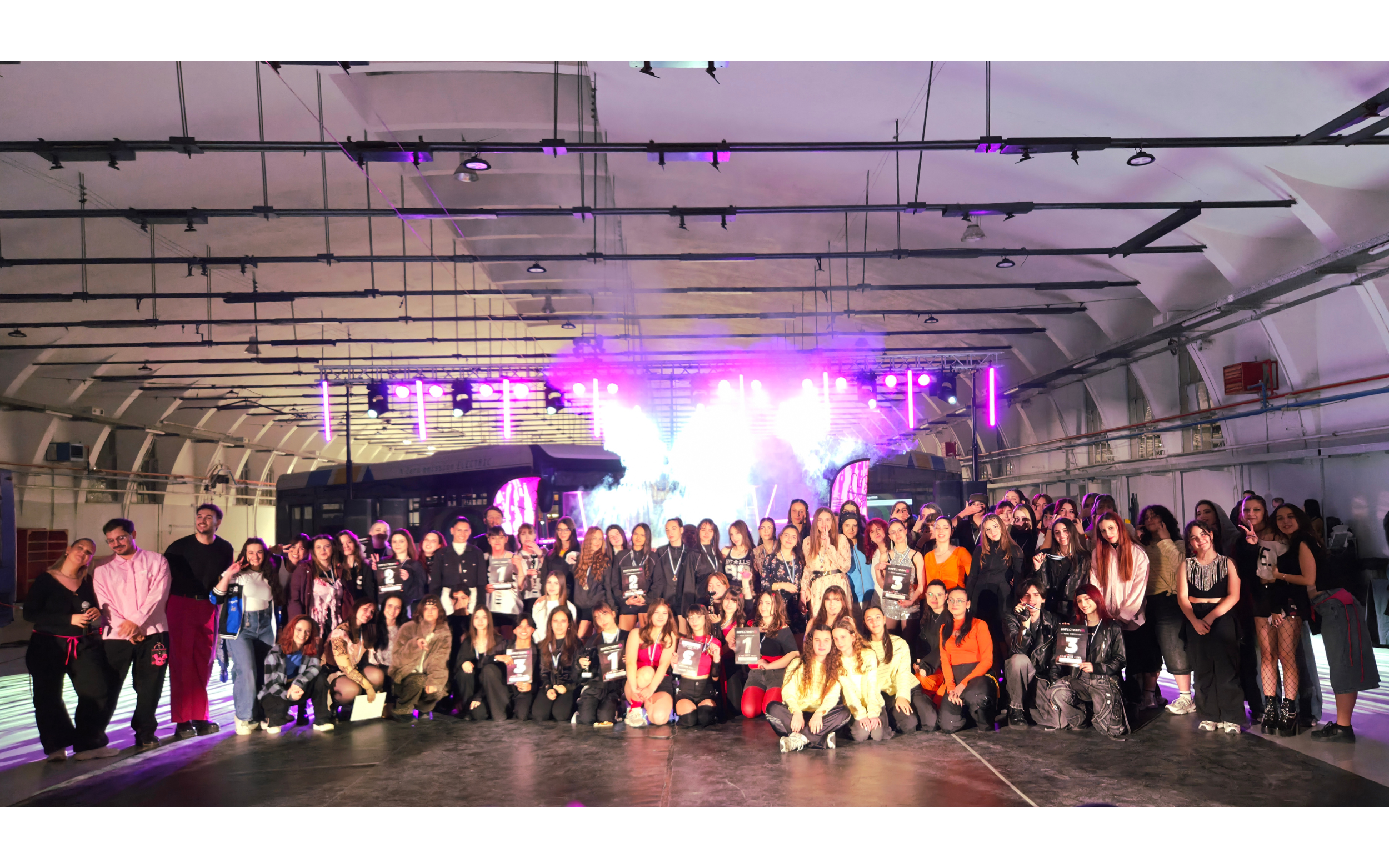 All contestants posing for a group photo during the Konfectionery K-pop dance competition in Athens on May 2 (by Koreaculture.gr)