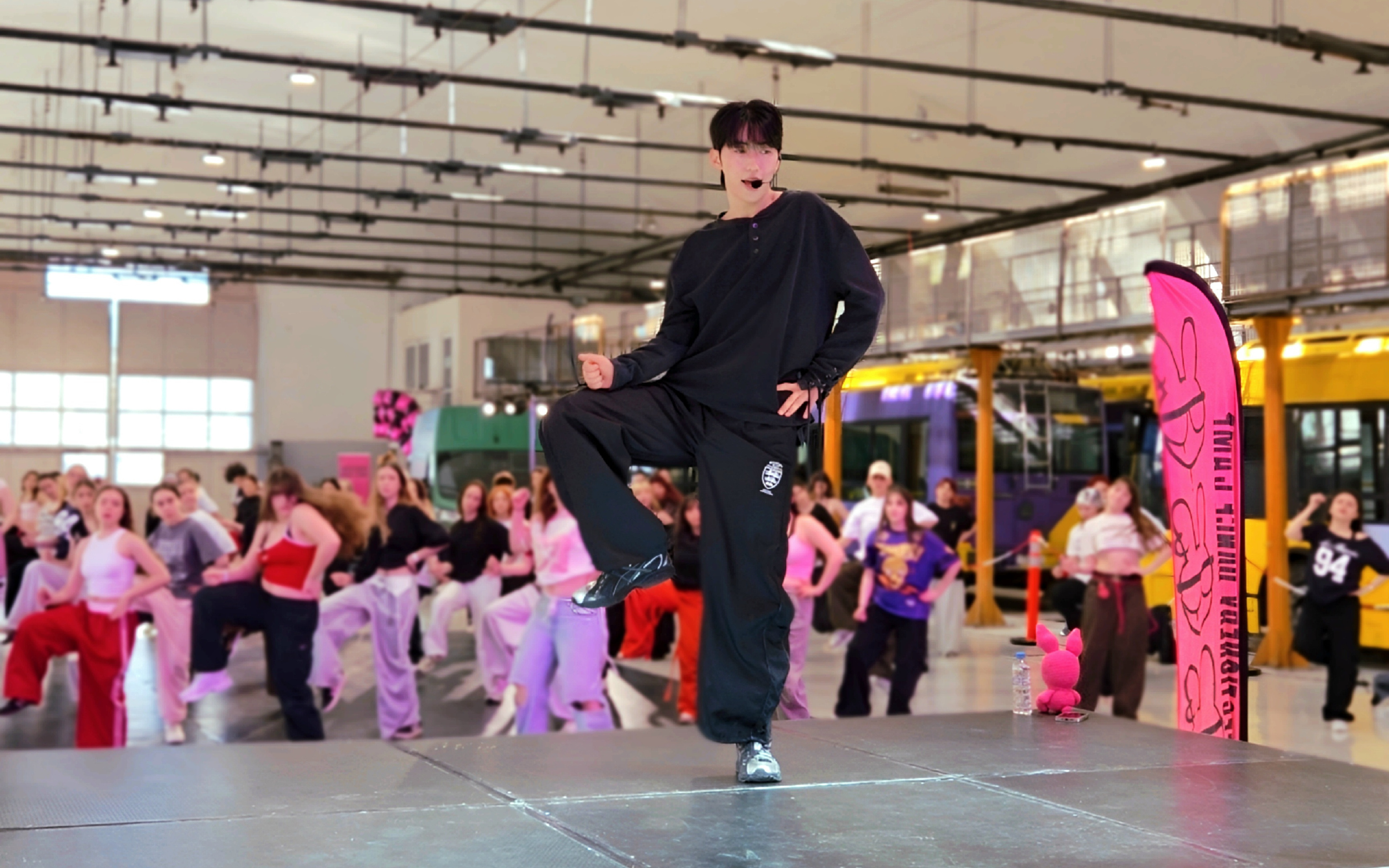 Gun Lee teaching choreography during the second day of Konfectionery Dance Camp held on May 3 in Athens (by Koreaculture.gr)
