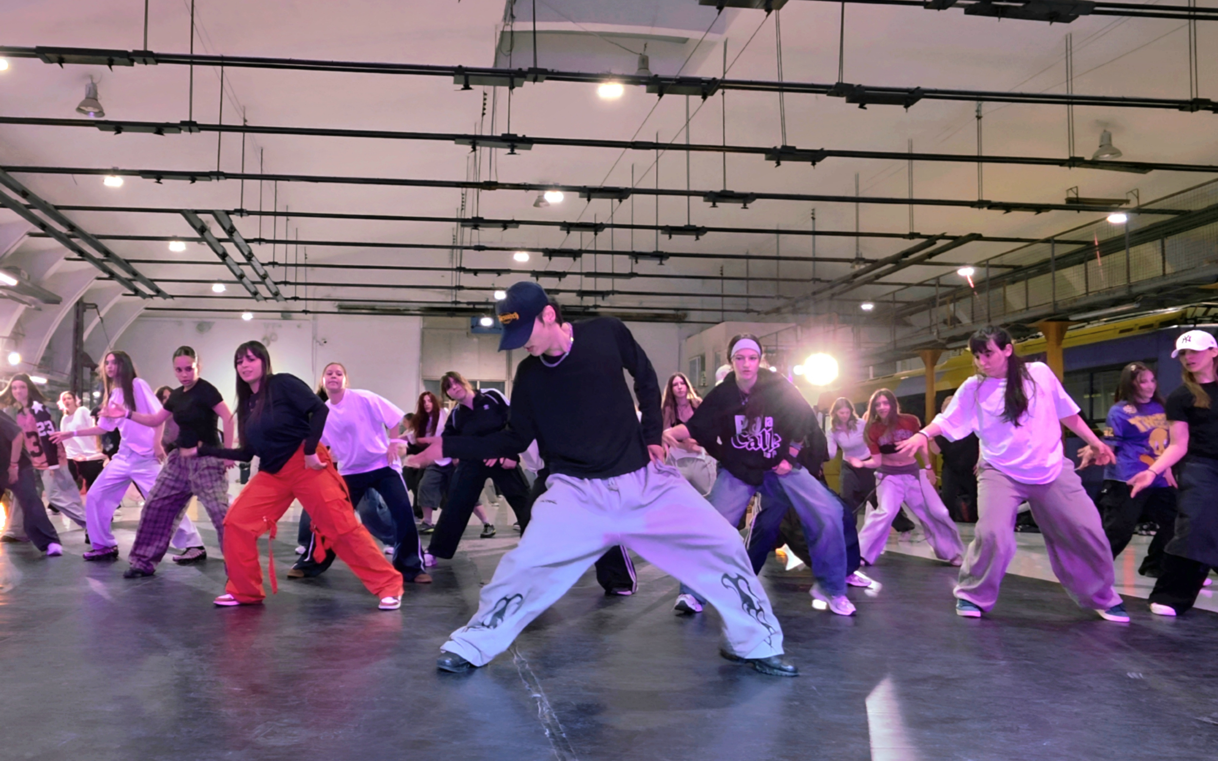 Gunmin dances alongside participants during the final class of Konfectionery Dance Camp in Athens on May 3 (by Koreaculture.gr)