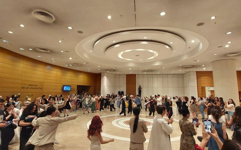 Performers dancing with the audience in the lobby after the show (by Koreaculture.gr)